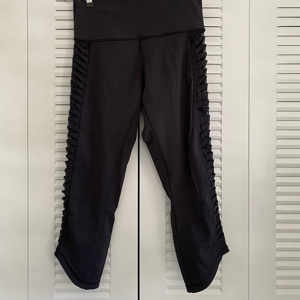 EUC lululemon mesh sided leggings size 6